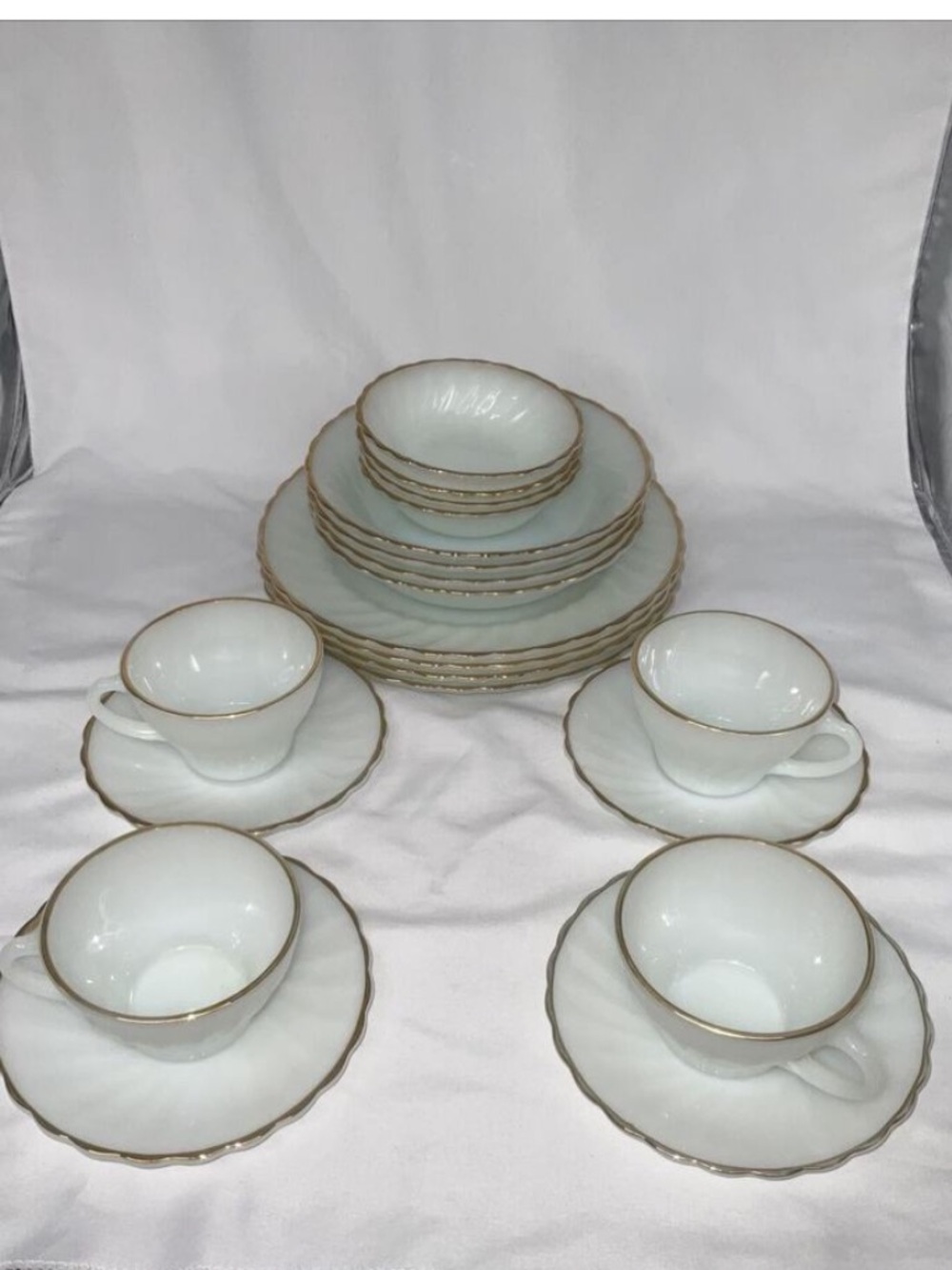 Anchor Hocking White Suburbia Shell 22k Gold Trim 4 Place Settings 20 Pieces